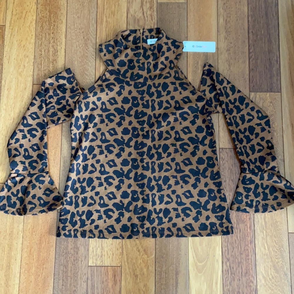 Leopard cut out shoulder top NWT